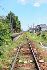 Fototapeta premium 青空に何処までも真っ直ぐ伸びる線路