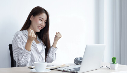 Young Asian women express their joy at being able to do very well.