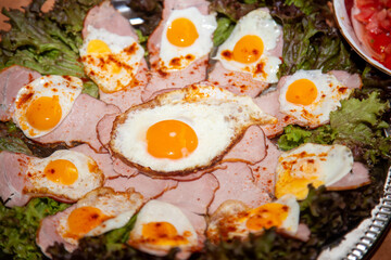 Spiegelei auf Wurstplatte