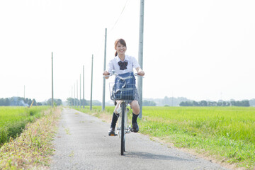 自転車通学する女子高校生