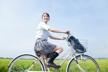 自転車通学する女子高校生
