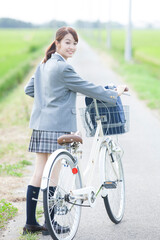 Obraz premium 自転車通学する女子高校生