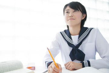 勉強する女子中学生