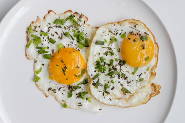 huevos fritos con yema para desayuno, delicioso alimento