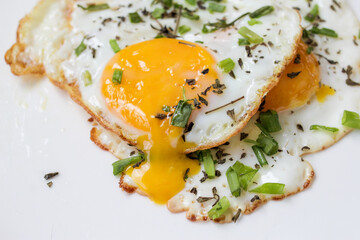 huevos fritos con yema para desayuno, delicioso alimento