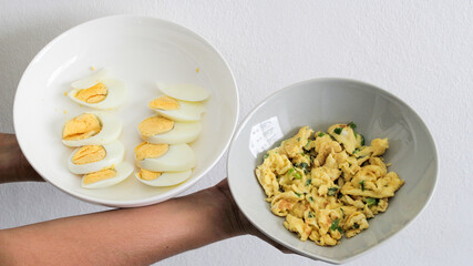 2 platos diferentes de huevos para desayuno, delicioso alimento, estilo de vida