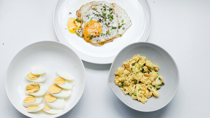 3 platos diferentes de huevos para desayuno, delicioso alimento, estilo de vida