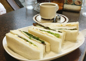純喫茶店のコーヒーとサンドイッチ