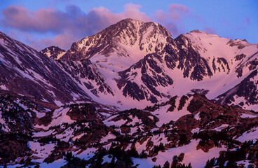 Amanecer sobre el pico Carlit(2921m.).Cerdanya.Pirineos orientales.Francia.