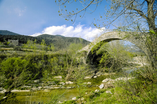 Puente romanico(s.XI) sobre riera d&acute;Oix. Oix.Garrotxa.Cordillera Pirenaica.Girona. Espa&ntilde;a.