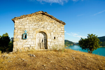 Obraz premium Ermita de san Marcos. Finestres. Macizo del Montsec.Cordillera pirenaica.Aragon.España.