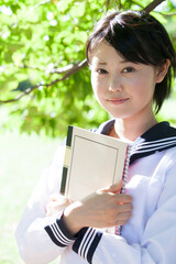 Fototapeta premium 木陰で笑顔の女子中学生