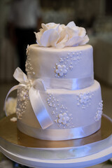 Obraz na płótnie Canvas Wedding cake, hands and the knife, cutting
