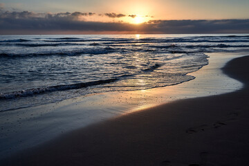 Fototapeta na wymiar reflection of the sunrise at sea