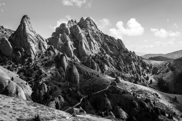 Obraz premium beautiful black and white mountain landscape on a sunny day