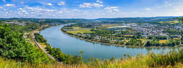 Ausblick von der Erpeler Ley über Ockenfels und das Mittelrheintal, Deutschland

