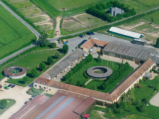 vue aérienne d'un centre équestre à La Boissière dans les Yvelines en France