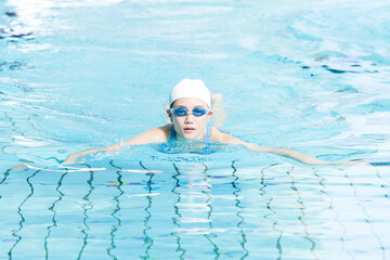 平泳ぎをする女性 - obrazy, fototapety, plakaty