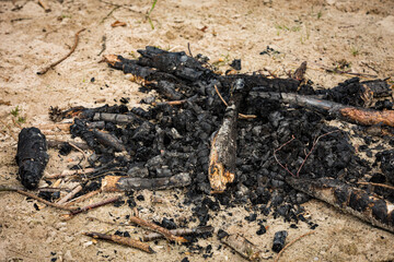 Illegale Feuerstelle an einem See im Naturschutzgebiet