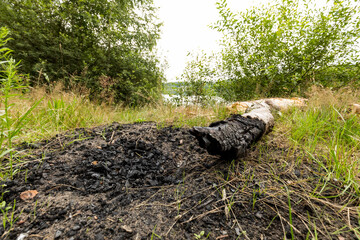 Illegale Feuerstelle an einem See im Naturschutzgebiet