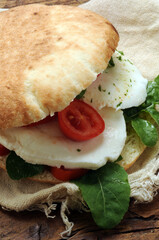 Puccia pugliese con mozzarella e rucola ft0208_9890 Cucina Puglia Italia