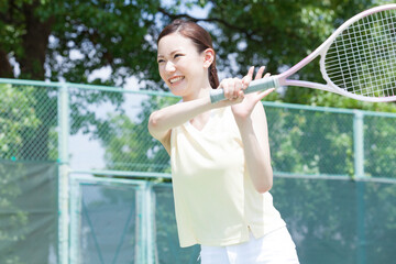 テニスをする女性