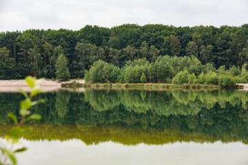See im Sandabbaugebiet mit Kiefern am Ufer
