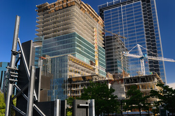 Fototapeta premium Rzeźba Metro Hall z konstrukcją Ritza Carltona w Simcoe Place Toronto