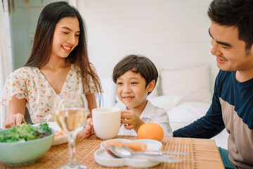 Obraz na płótnie Canvas Asian family having meal together at home.