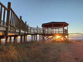 Fototapeta premium Bonito atardecer desde mirador de madera