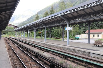 Fototapeta na wymiar Les quais et voies de chemin de fer dans la gare ferrovière Chamonix Mont Blanc, ville de Chamonic, département de Haute Savoie, France