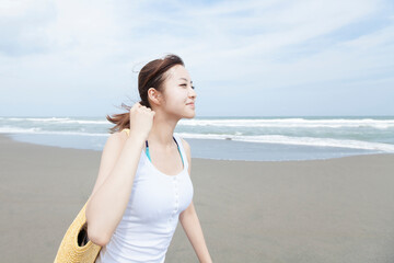 砂浜を歩く女性