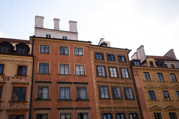 Fasada kamienicy na rynku w Warszawie