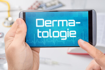 Smartphone mit dem Text Dermatologie auf dem Display