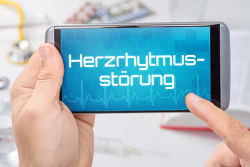 Smartphone mit dem Text Herzrhytmusstörung auf dem Display