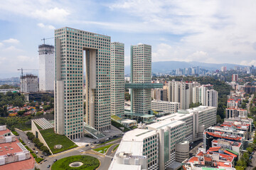 Espectacular vista aérea del complejo de oficinas y comercio Arcos Bosques y el skyline...