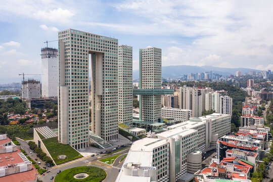 Espectacular Vista Aérea Del Complejo De Oficinas Y Comercio Arcos Bosques Y El Skyline Residencial De Bosques De Las Lomas Al Poniente De La Ciudad De México