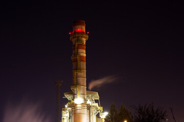 Planta eléctrica nocturna