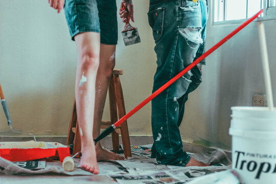 Pareja reci&eacute;n casada recibiendo y pintando su nuevo hogar.