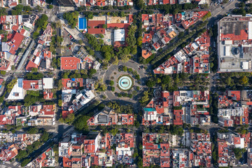 Vista aérea cenital sobre la glorieta y fuente de la Cibeles en la Colonia Roma de la Ciudad de México.