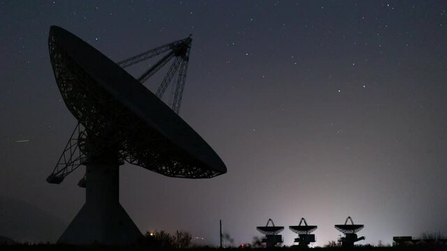 Time lapse of Comet Neowise over large dish at radio observatory in Eastern Sierra, California