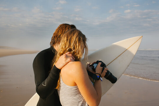 Girl showing her boyfriend the surf photo's she took