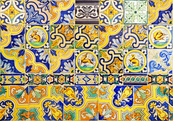 Composición abstracta con azulejos de Triana reutilizados, tendencia moderna de fondo decorativo sostenible y colorista. Sevilla España