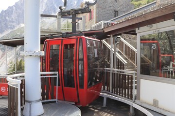 La télécabine de la mer de glace, système de transport par câble, ville de Chamonix, département de Haute Savoie, France