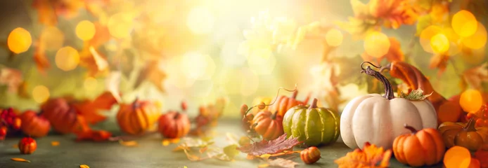 Foto op Canvas Feestelijk herfstdecor van pompoenen, bessen en bladeren. Concept van Thanksgiving day of Halloween met kopie ruimte © Svetlana Kolpakova