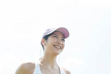 音楽を聴きながらランニングをする女性