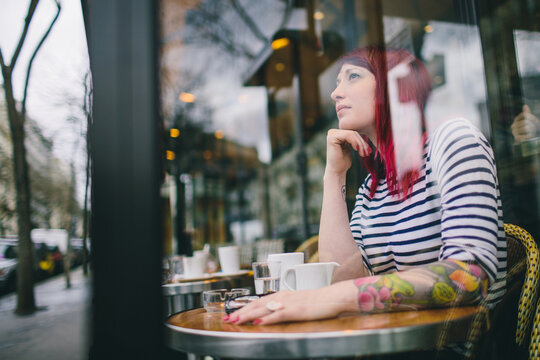 Young woman at the caf&Ocirc;&oslash;&Omega;&Ocirc;&oslash;&Omega;