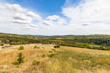 Paysage de campagne autour du village de Minerve (Occitanie, France)