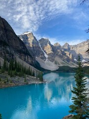 Obraz na płótnie Canvas Beautiful blue lake with rocky mountains and trees