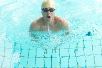 Fototapeta na wymiar 平泳ぎをする男性